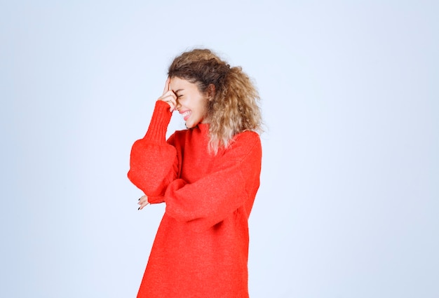 Foto gratuita mujer en sudadera roja que significa su sonrisa.