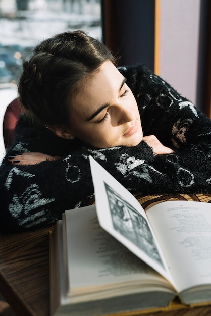 Foto gratuita mujer, sueño, en la mesa, con, libro