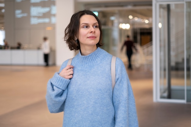 mujer, en, suéter azul, tenencia, bolsa, dentro