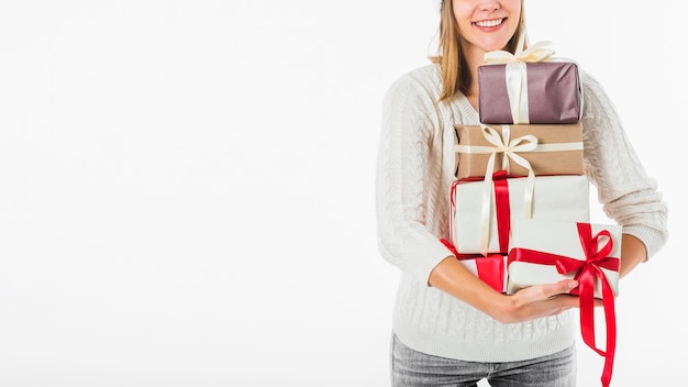 Mujer en suéter con cajas de regalo.