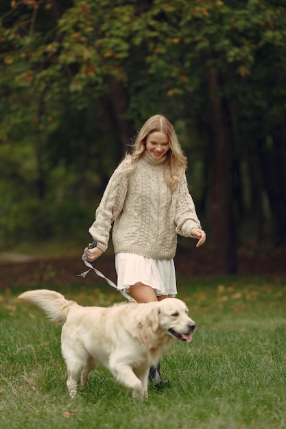 Mujer con un suéter marrón. Dama con un labrador