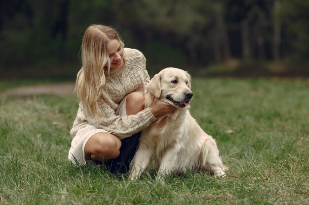 Mujer con un suéter marrón. Dama con un labrador