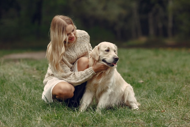 Mujer con un suéter marrón. Dama con un labrador