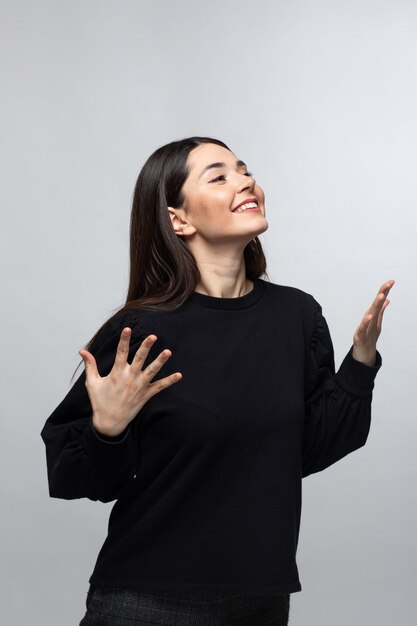Mujer en suéter negro muestra alegría