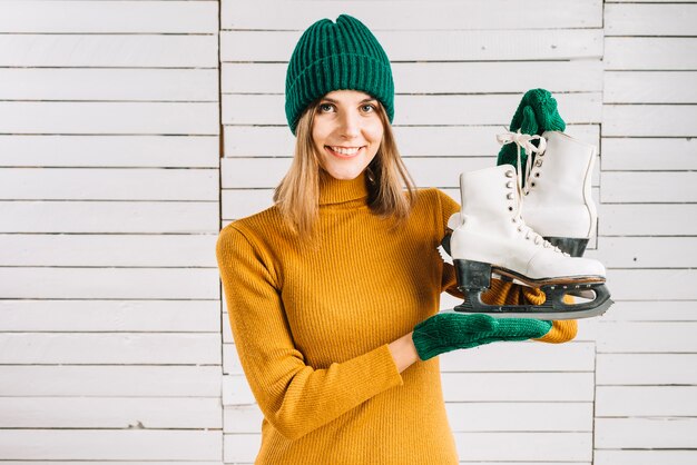 Mujer en suéter con patines