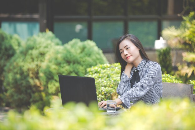 La mujer sufre fatiga del trabajo.