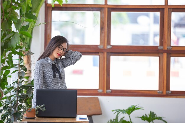 La mujer sufre fatiga del trabajo.