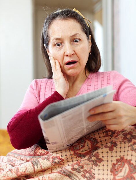 Mujer sufriendo después de leer las noticias