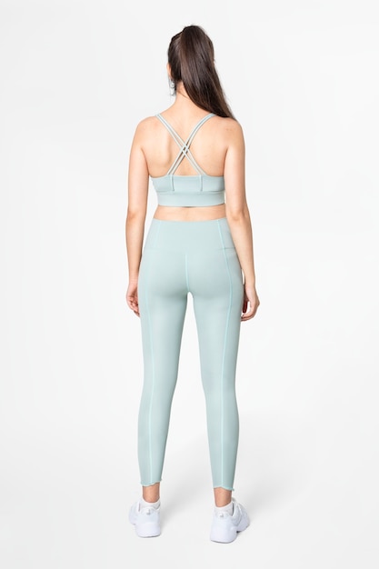 Mujer en sujetador deportivo azul y conjunto de leggings