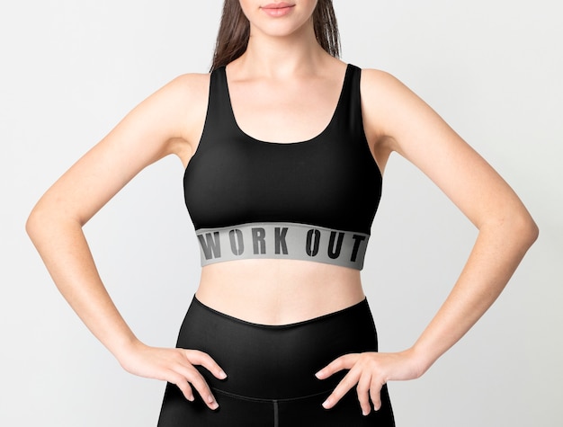 Mujer en sujetador deportivo negro y leggings ropa deportiva de cuerpo completo