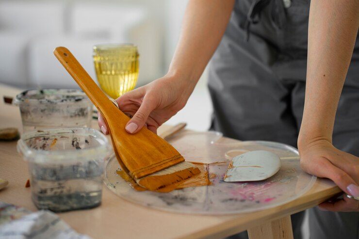 Foto gratuito mujer sin sujetador trabajando en interiores