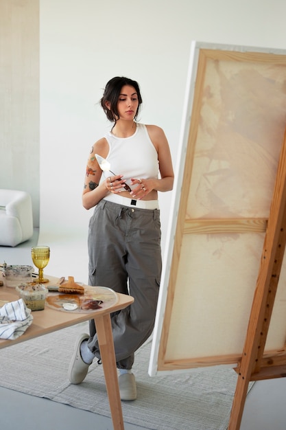 Foto gratuita mujer sin sujetador trabajando en interiores