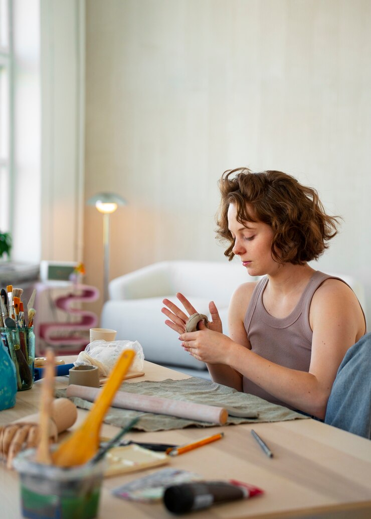 Foto gratuito mujer sin sujetador trabajando en interiores