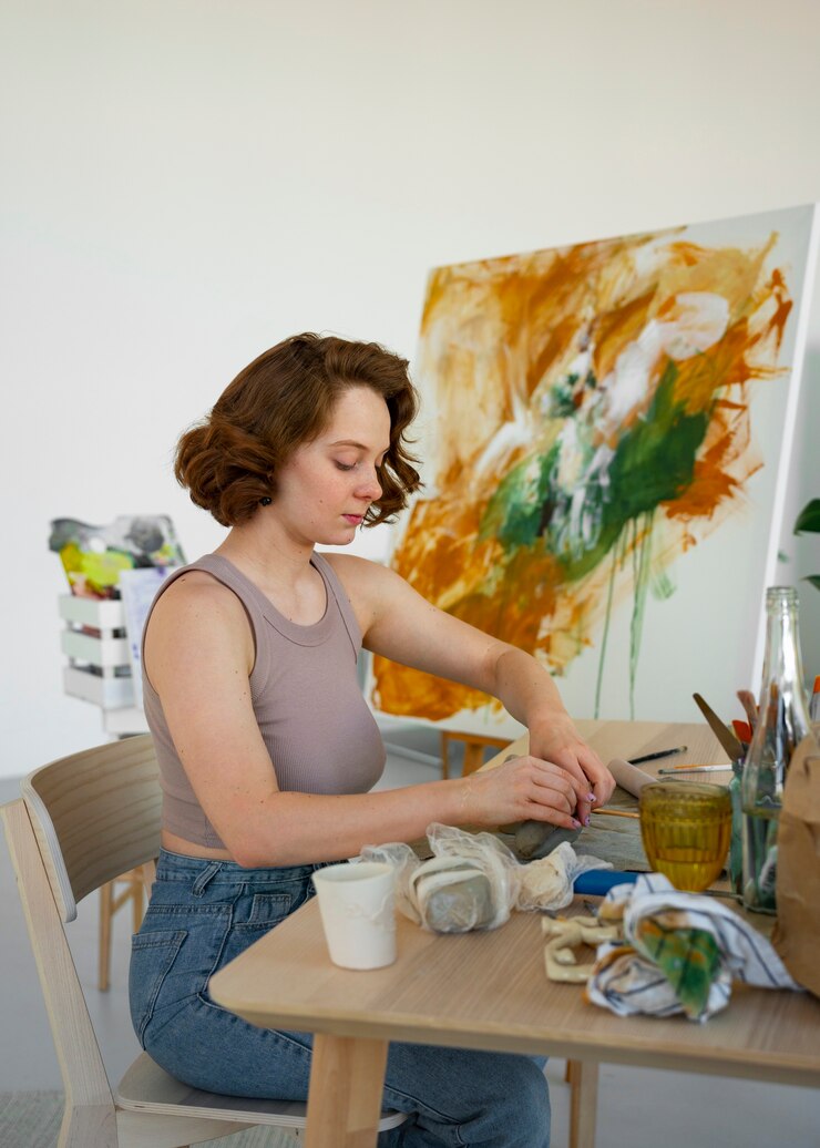 Foto gratuito mujer sin sujetador trabajando en interiores