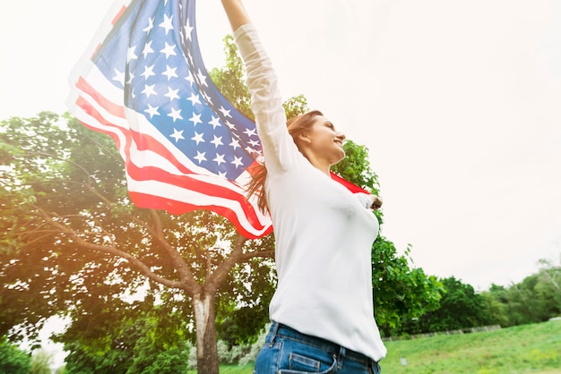 Mujer sujetando bandera de los eeuu