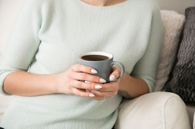 Mujer sujetando café