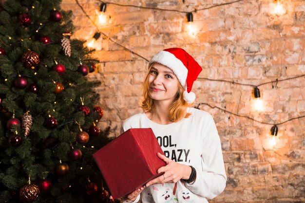 Mujer sujetando caja de regalo roja