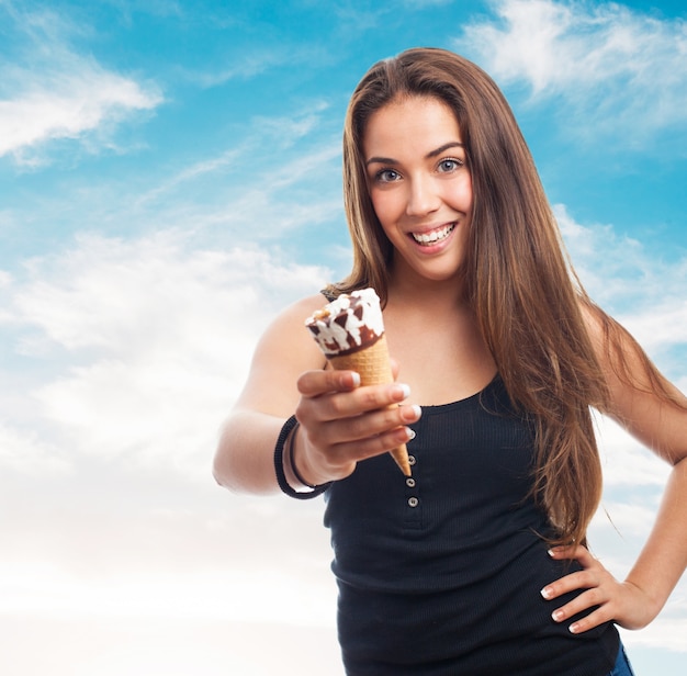 Foto gratuita mujer sujetando un helado