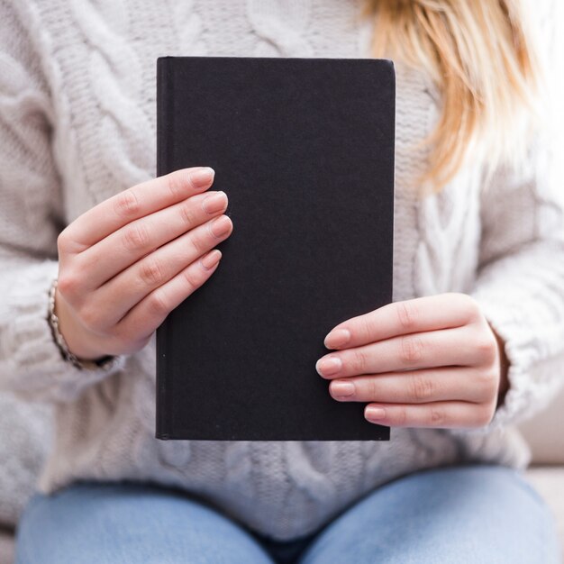 Mujer sujetando plantilla de cover de libro