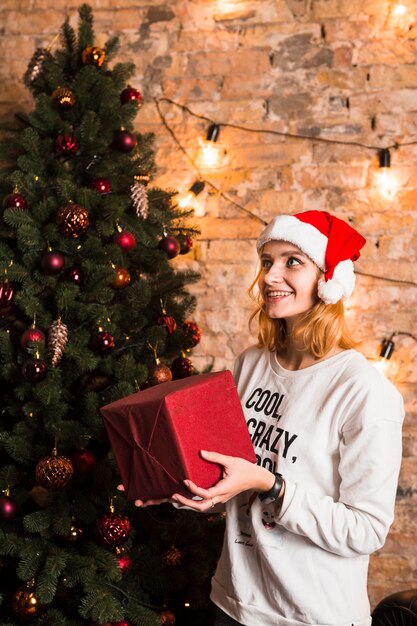 Mujer sujetando regalo