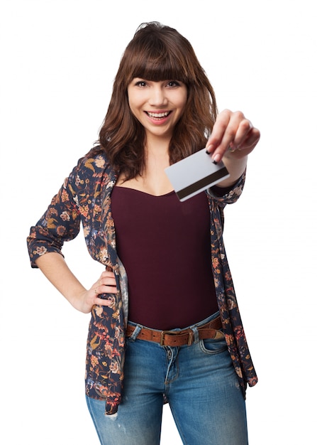 Mujer sujetando una tarjeta de crédito