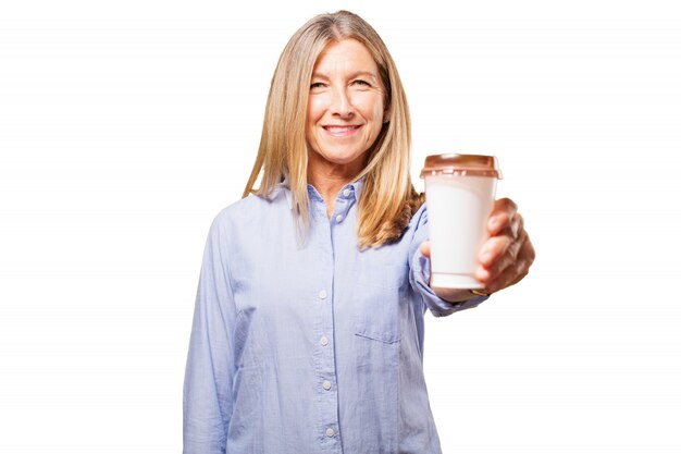 Mujer sujetando un vaso de café