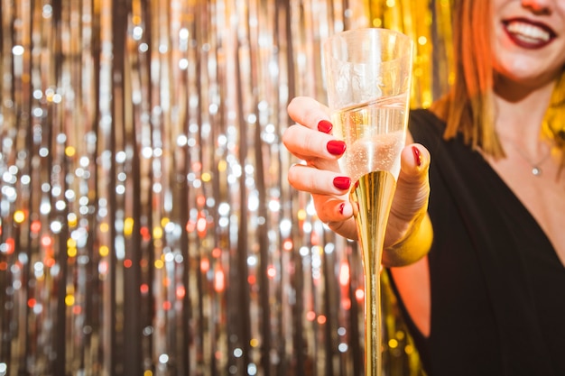 Mujer sujetando vaso en celebraciones de año nuevo