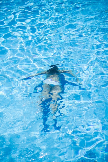 Mujer sumergida bajo el agua