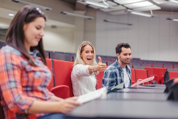 Mujer con super gesto en la conferencia de la universidad