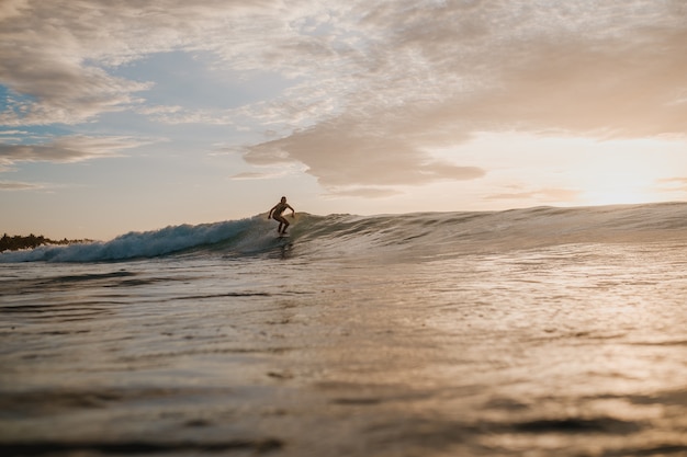 Mujer surfeando en las islas Mentawai, Sumatra, Indonesia