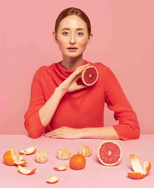 Mujer con surtido de frutas