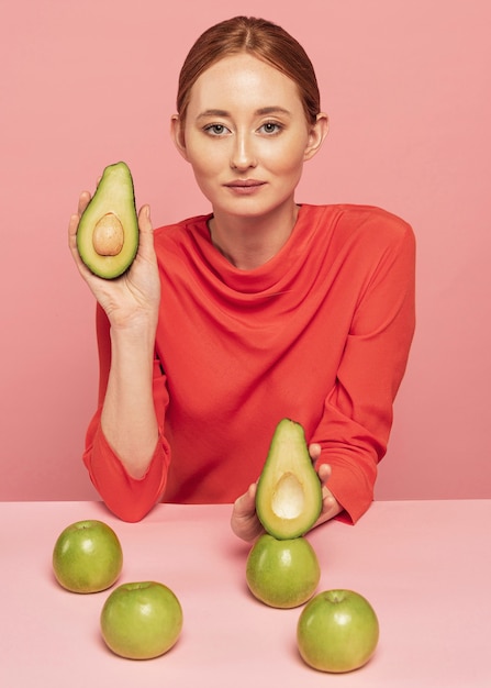 Mujer con surtido de frutas