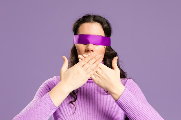 Mujer con sus ojos cubiertos vista frontal