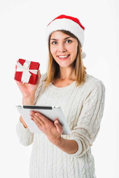 Mujer con tablet y caja de regalo.