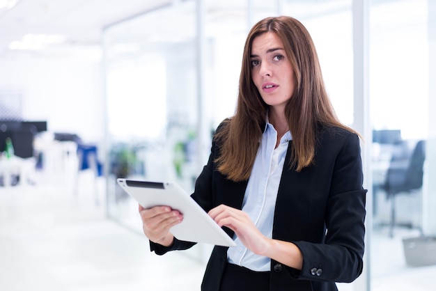 Mujer con una tablet mirando al frente