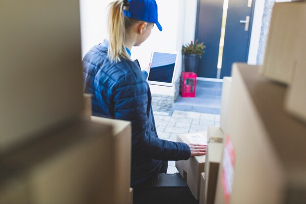 Mujer con tableta entregando correo