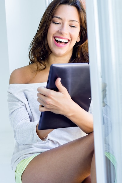 Mujer con la tableta en el país