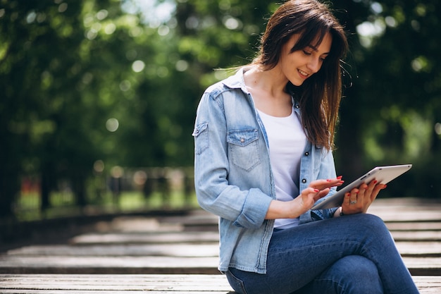 Mujer con tableta en un parque