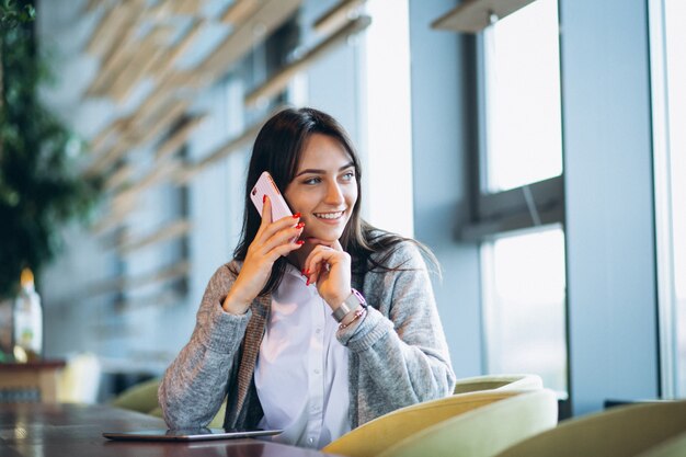 Mujer con tableta y teléfono