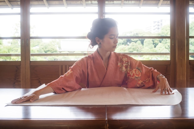 Foto gratuita mujer talentosa que trabaja con papel japonés