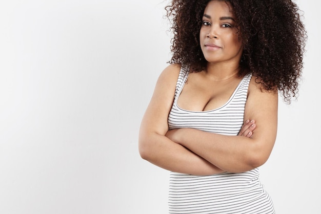 Mujer de talla grande con cabello africano rizado