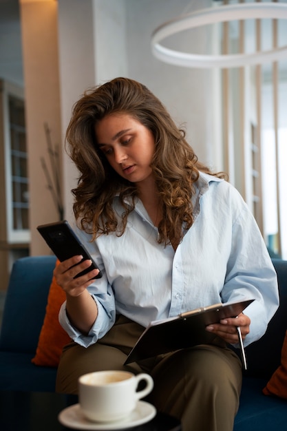 Mujer de talla grande de plano medio trabajando en el hotel