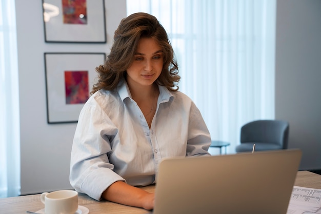 Foto gratuita mujer de talla grande de plano medio trabajando en el hotel