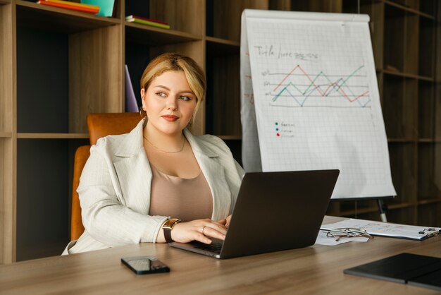 Mujer de talla grande que trabaja en una oficina de negocios profesional