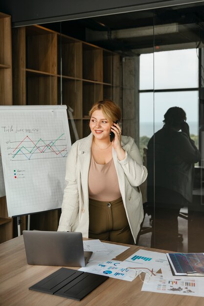 Mujer de talla grande que trabaja en una oficina de negocios profesional