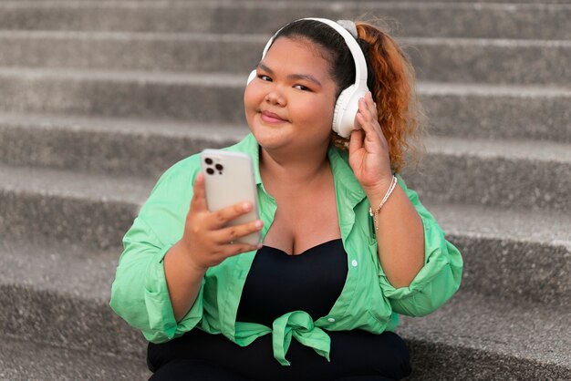 Mujer de talla media con auriculares