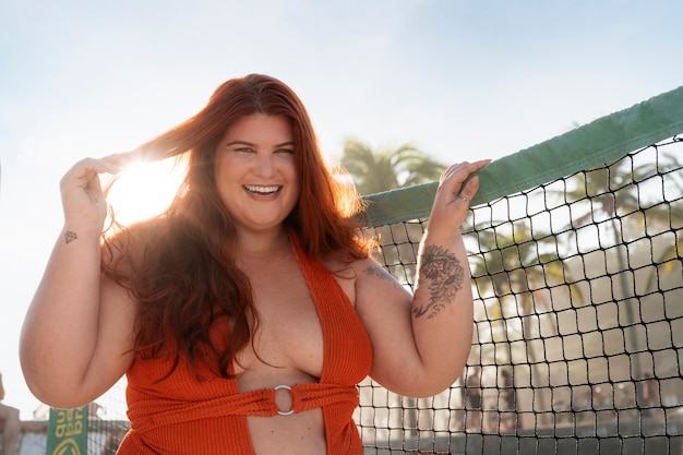 Una mujer de talla mediana posando en la orilla del mar