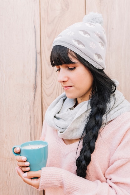 Mujer en tapa con taza de café