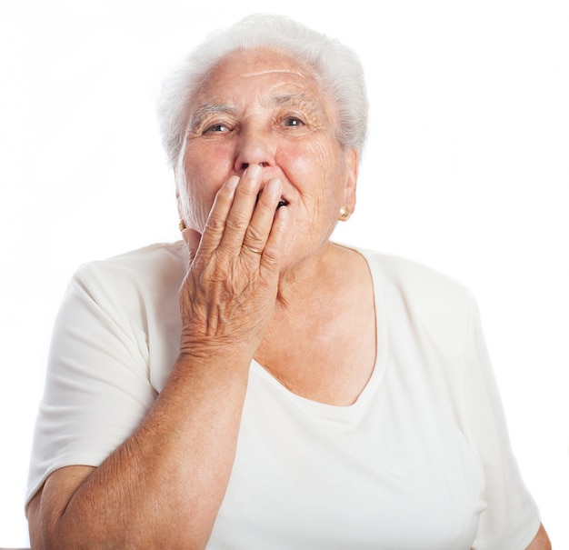 Mujer tapándose la boca mientras bosteza