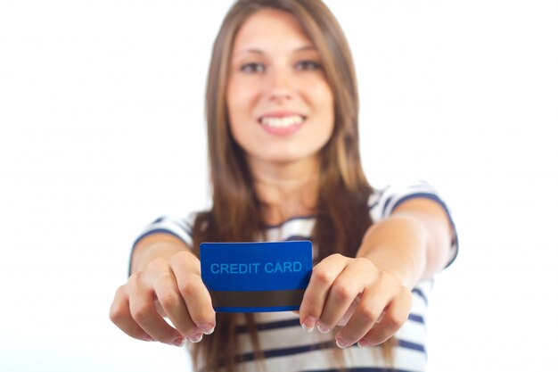 Mujer con tarjeta de crédito sobre un fondo blanco